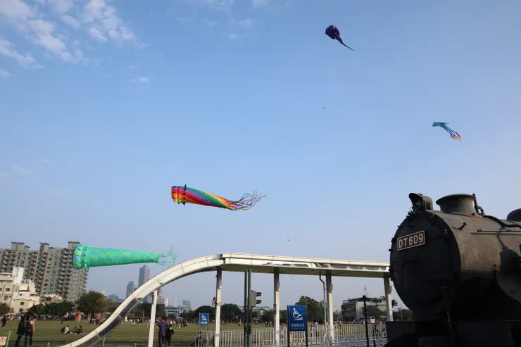 哈瑪星鐵道園區，或者說駁二大草原的日常