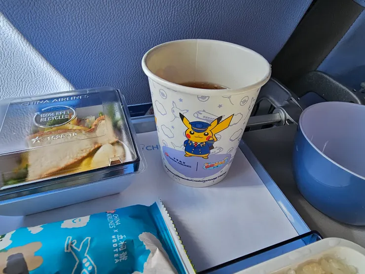 華航跟寶可夢聯名，光是一個杯子就有多種圖案。一旁也有跟五桐號聯名合作的甜點