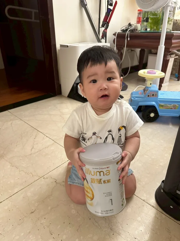 寶寶抱奶粉罐罐