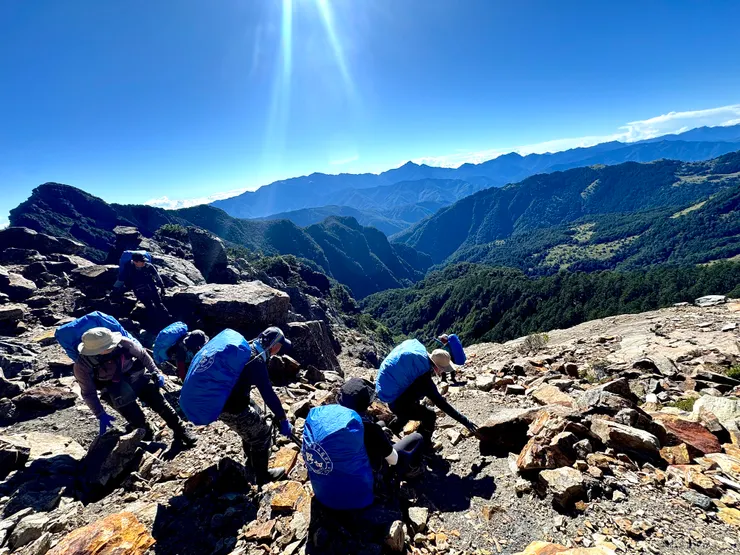 歲時非常滑,所以大家都彎腰扶旁邊的石頭小心翼翼的走。