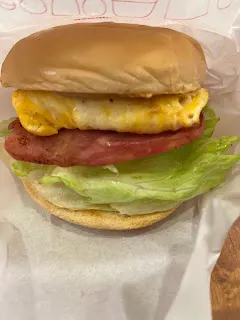 這就是一個矛盾所在,大廚精心烹煮出一道道美食,評審就只能照單全收的吃完。而且還要表現出很享受甚至一副吃不夠的的模樣,這樣才會有足夠的曝光鏡頭。不然特別打扮一番上美食節目了,還沒幾個鏡頭,是不是白白的浪費出場機會和寶貴的時間?