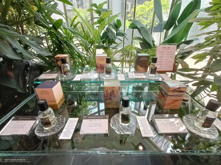 植物系香水，周圍滿滿的植物圍繞