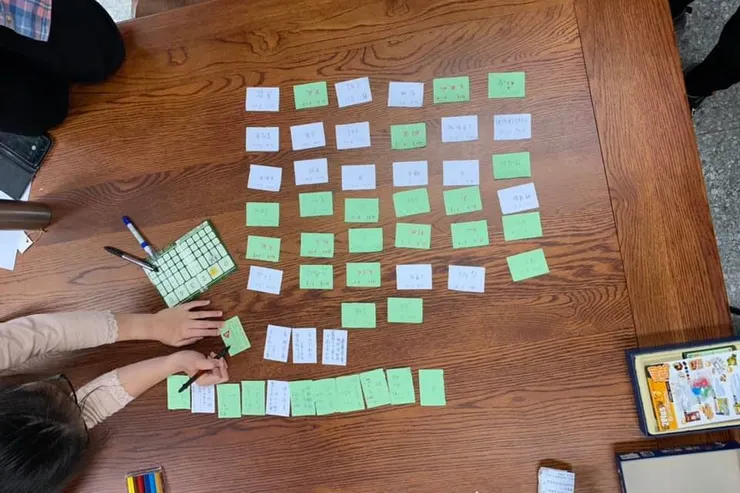 最早團隊用紙卡做遊戲的開發。（圖片來源：旺來醋工作室臉書）