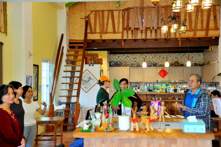 【日安寶貝學長木傢俱全都自己做！到日安寶貝寄放大行李，學長夫人簡要介紹環境，並推薦看海美術館值得參觀。】