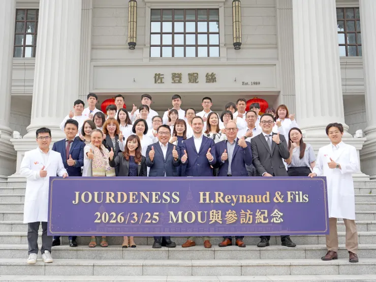 佐登妮絲攜手法國百年精油大廠簽屬合作MOU(左起佐登集團總經理陳佳琦、臺灣化粧品工業同業公會理事長陳政治與法方代表)