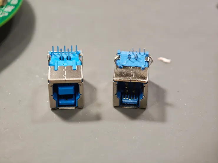 左邊是好的,右邊是折斷的,兩個擺在一起比對一下。