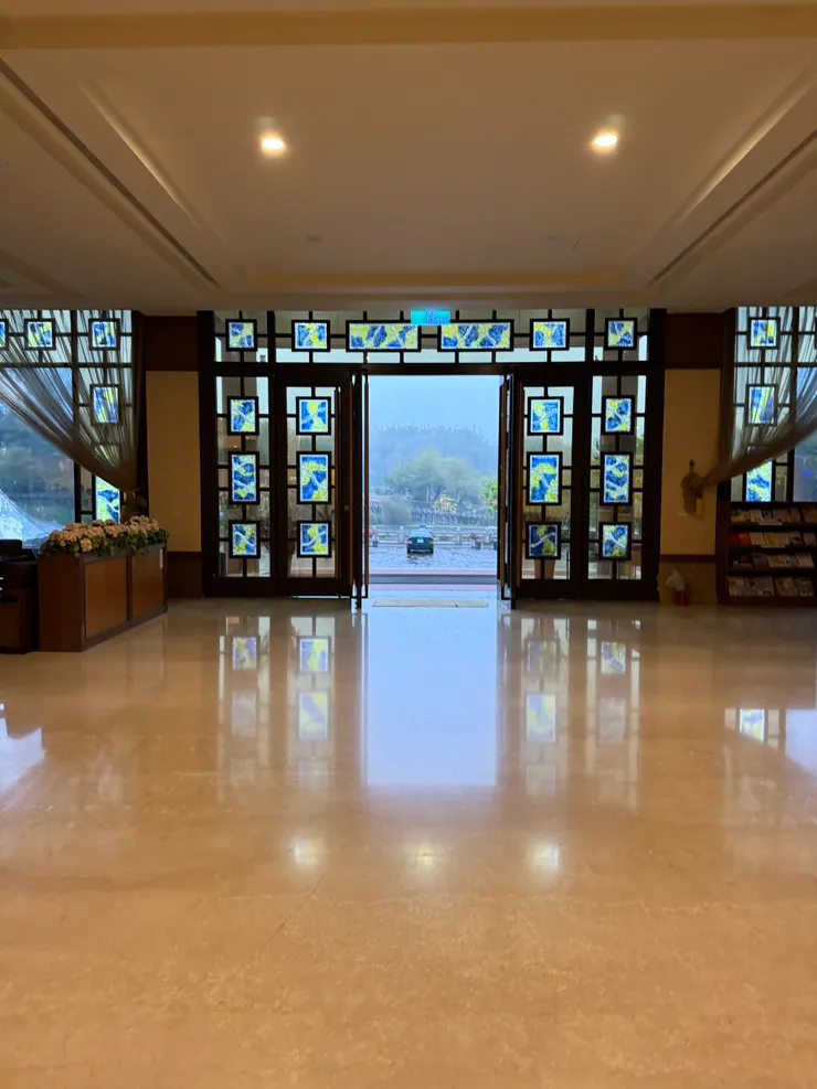 有著彩色琉璃窗的大廳