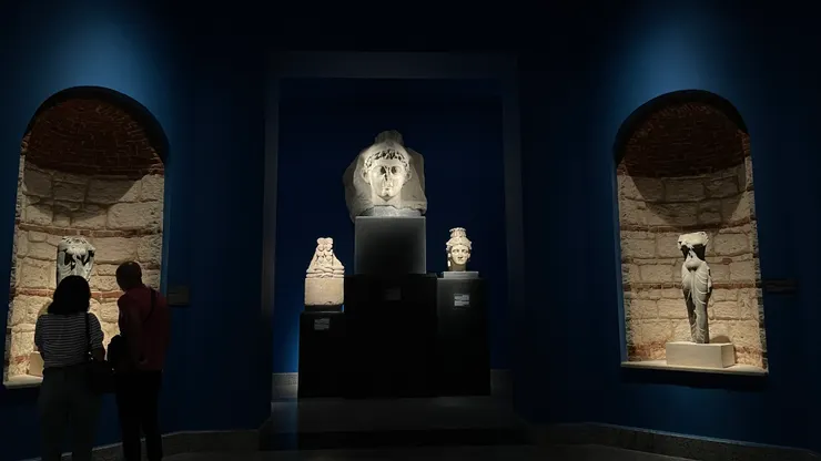 中間的頭像為馬克安東尼和埃及艷后。