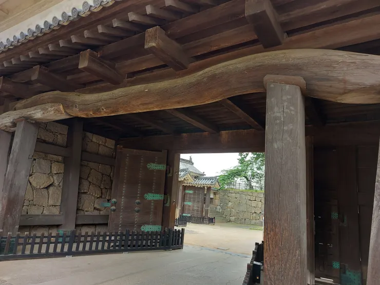 大手一之門也是指定國家重要文化財,後方是大手二之門