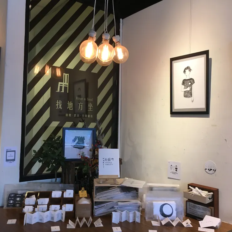 一牆的掛畫外，也有一桌空間設有印刷品、豆本zine、周邊商品，及互動體驗