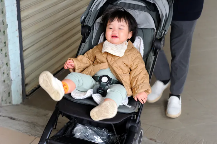 【經過峽谷森林車河和起伏丘巒！上下學途中會經過幾段地面忽高忽低的走廊，對老人而言很吃力、危險，但我們卻可把娃娃車當雲霄飛車讓萬萬笑嘻嘻。】