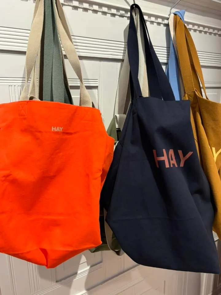 五顏六色的帆布袋，很厚實、很好看，但價格也不便宜，一個要將近千元台幣