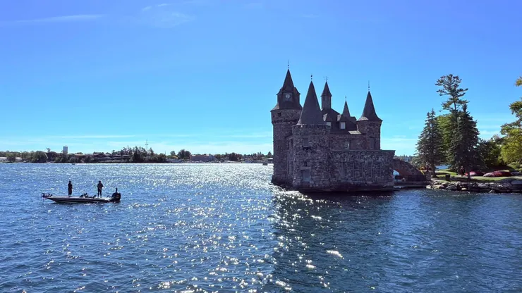 城堡還沒蓋好愛妻就去世，富豪從此不再上島，城堡也廢棄了。