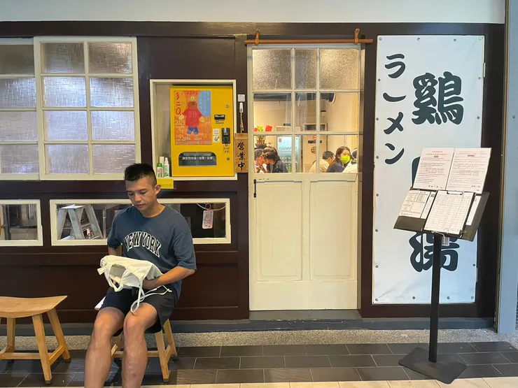 外面的點餐機不能用，右邊是劃位單，記得先來填寫