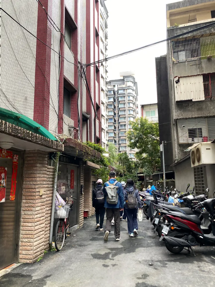 德正街27巷29弄右轉,這條小巷是從前的大坪林圳東幹線