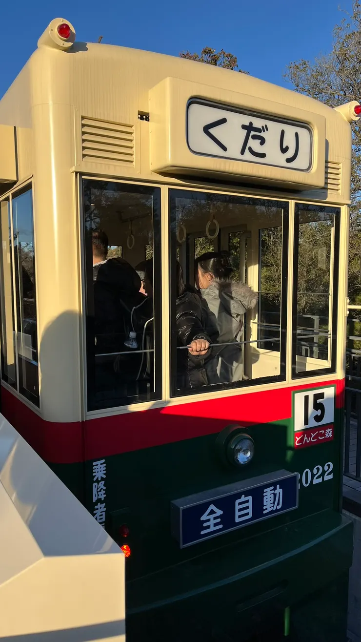 短短可愛的單軌電車。