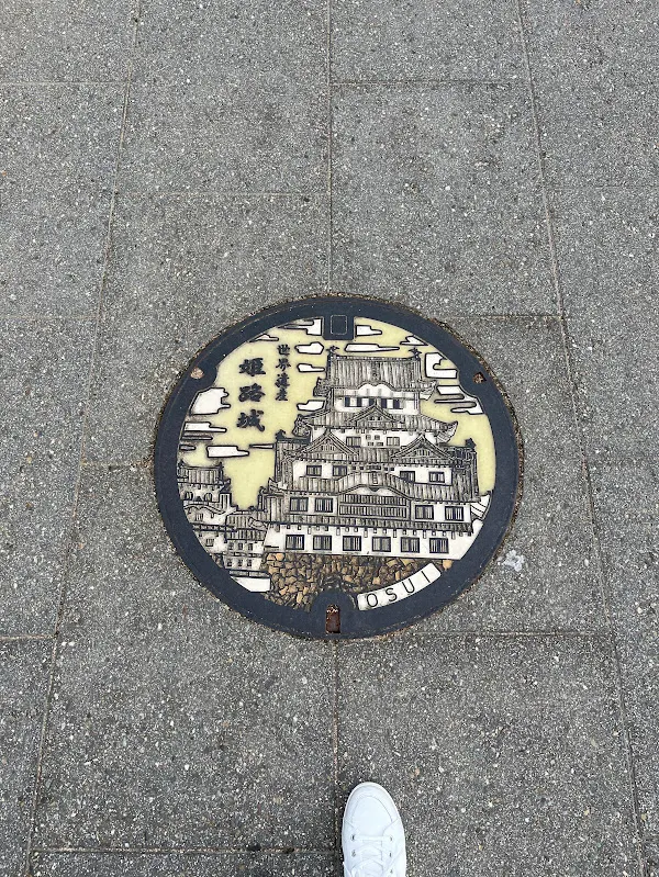 地上的人孔蓋花紋也都是姬路城！