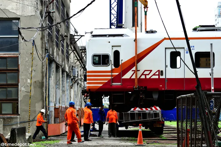 EMC1203號緩緩降落至軌道上，補上了鐵道博物館自強號電聯車的最後一塊拼圖