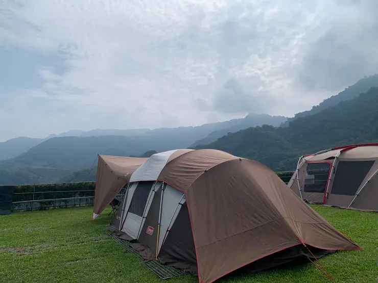 遠山如畫，層層疊疊像畫水彩一樣。