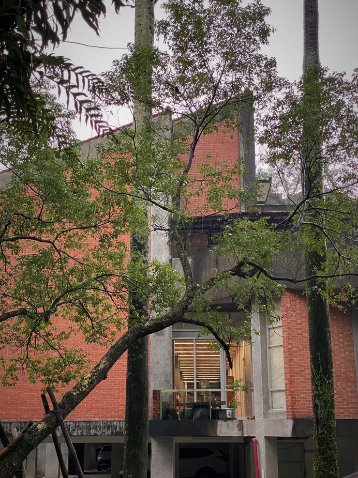 從建築外側看廊道的端點