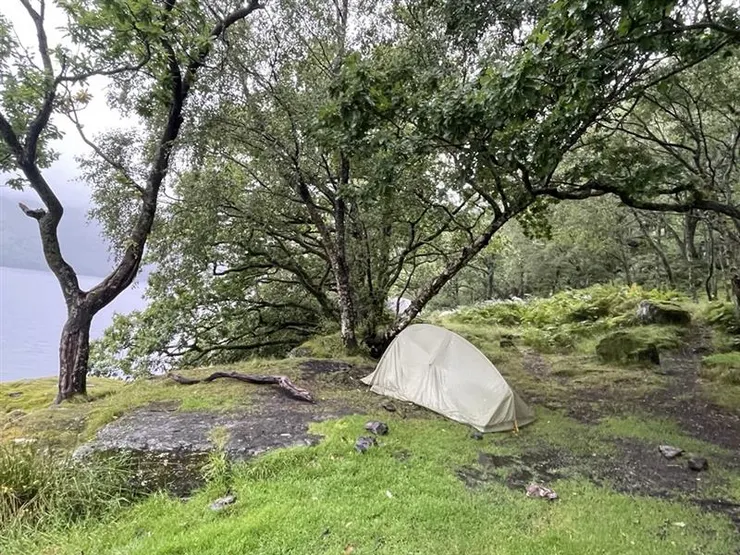 陰雨天的羅夢湖更有種神秘、深不可測的感覺。