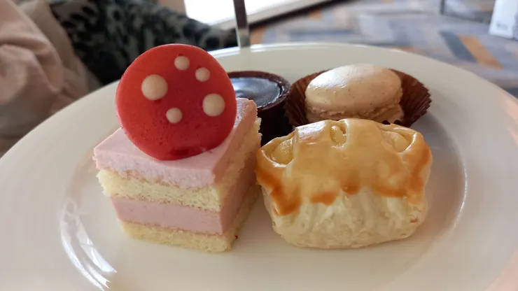 這層有馬卡龍和類似咖哩餃之類的點心!