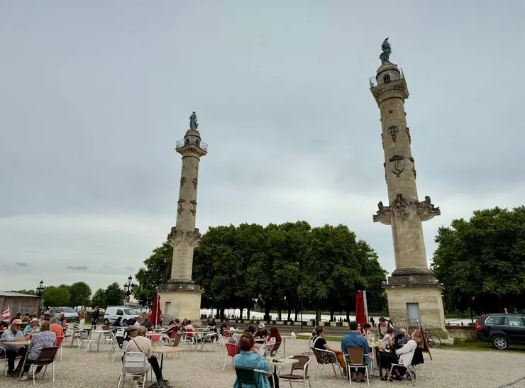 象徵航海與貿易的二根高柱前的廣場