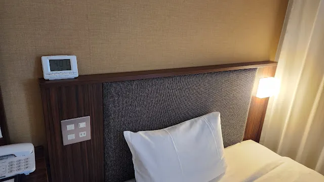 床頭控制板和再一個插頭