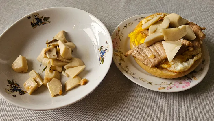 左邊的杏鮑菇我沒吃完!中午加進香腸便當內繼續吃!