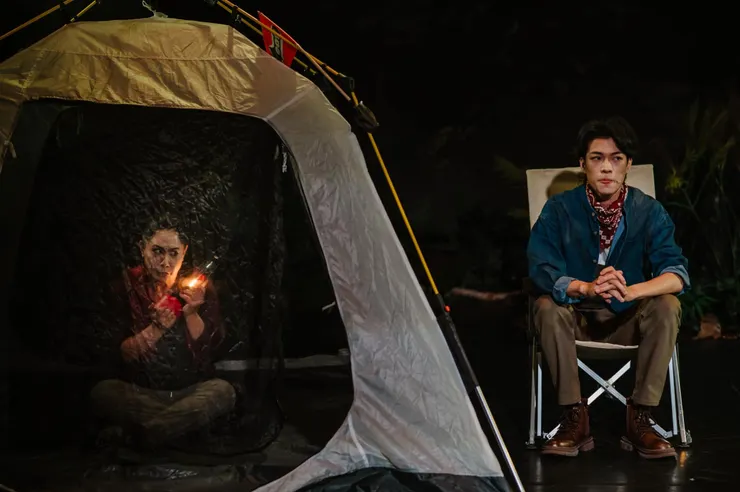 舞臺上的野外用品,是橄欖葉劇團異業合作的成果,由廠商出借供劇團使用。(圖片來源:https://www.facebook.com/oliveleaftheater)