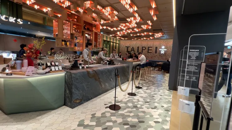 星巴克台北 Dream Plaza 旗艦店： Starbucks Taipei Dream Plaza Flagship Store