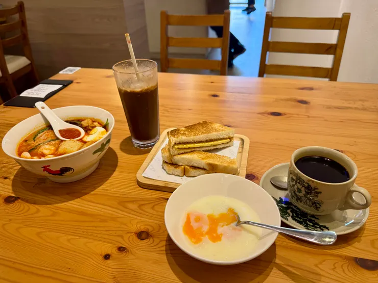 蝦麵、咖椰吐司與白咖啡