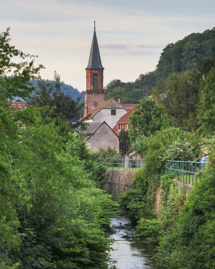 聖瑪麗歐米訥的聖路易教堂是聖瑪麗礦物展的地標