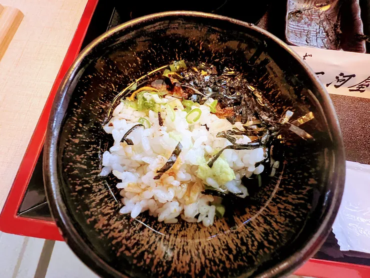 第三吃到入高湯、蔥花、芥末來上一碗鰻魚茶泡飯