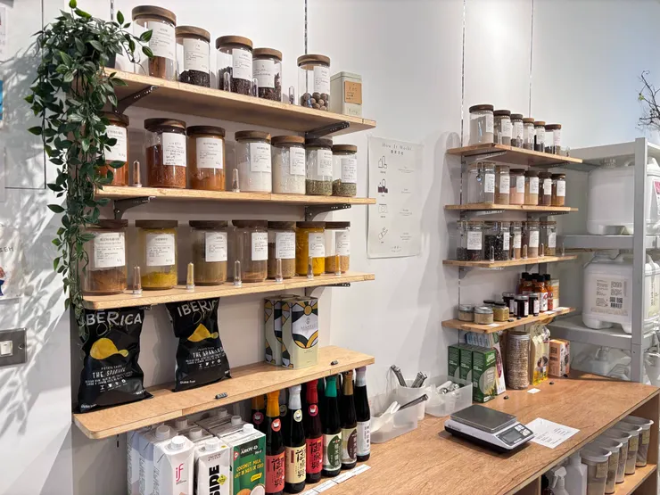 跟一般的無包裝商店類似，不外乎是1.裸賣食材 2.販售友善環境和天然的商品