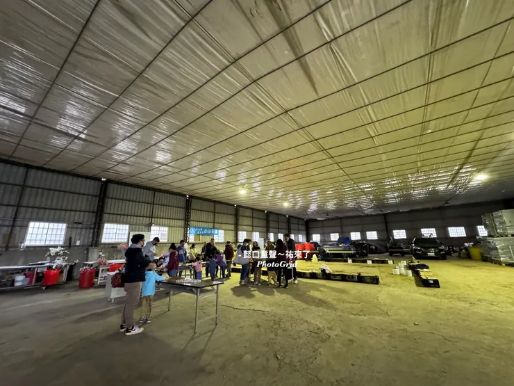 農場行的室內空間寬敞、有平整水地。