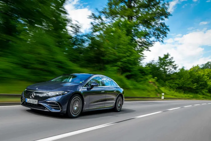 ▲主要基於馬達先天特性，燃油車的經濟行車速率仍明顯高於電動車，因此高速路段能耗依舊是BEV的罩門（偏偏長途出行相信多數人仍會優先選擇高速公路），現階段車廠多仰賴提升動力電池容量進行消弭，但也需建置較高功率的充電設備或更密集的慢充樁進行配套。