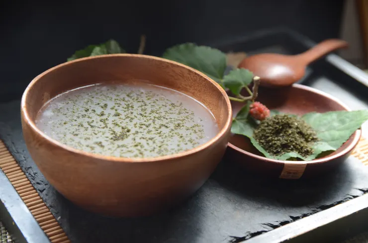 用米湯(泔)沖服霜桑葉末,古醫書云有止盜汗的神效。