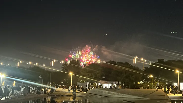 汝夷島的煙火比較集中，跟想像的不太一樣，雖然已經跟著韓國人在一個定點等，但看到的其實不如預期，最後在地鐵上看到的還比較美XDDD