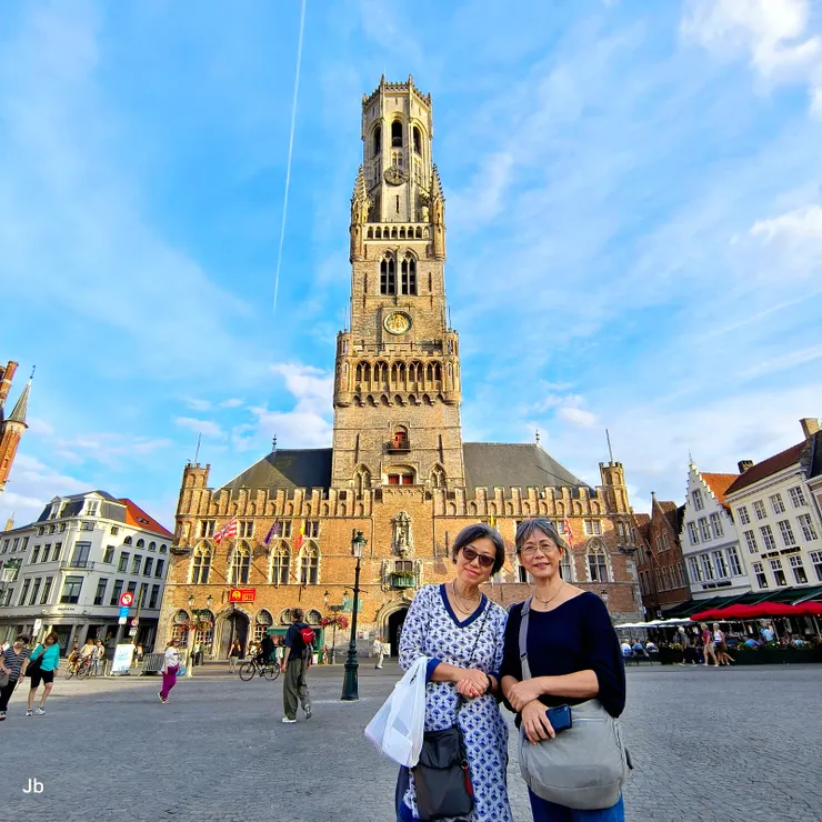 【集市廣場，鐘樓前留影。】