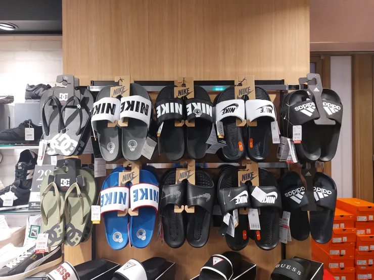 當初就是在這間next focus找到適合我的拖鞋，我還記得是買右上的那雙～