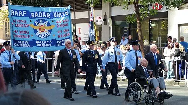 參與遊行的退役或現役軍人，盛裝出席，英姿挺拔，讓民眾感受到他們的往日榮光。