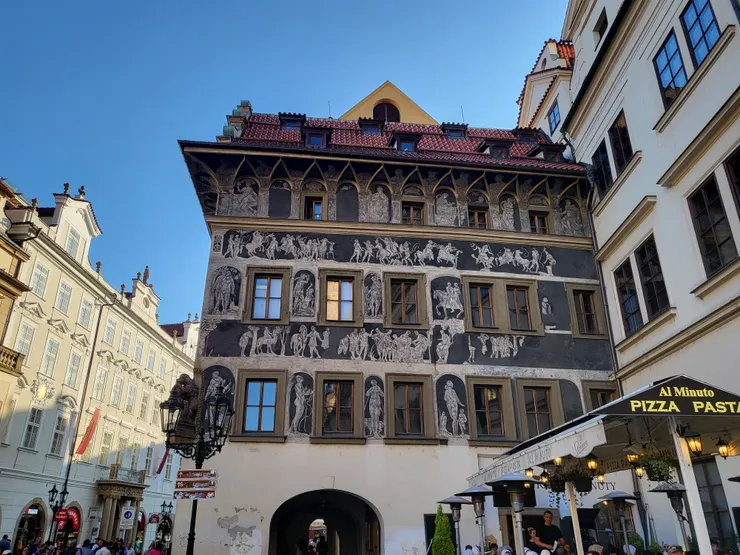 天文鐘旁就是卡夫卡故居——一分鐘之屋。