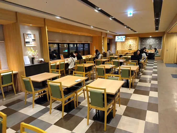 餐廳不大但乾淨明亮整齊