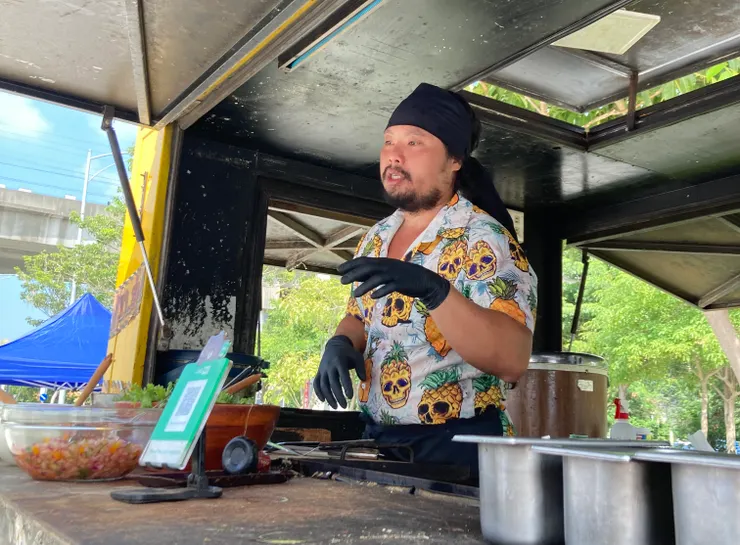 老闆很仔細的介紹各種捲餅口味