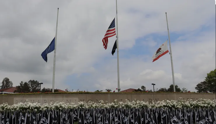 全國的國旗會降半旗，以示哀悼。