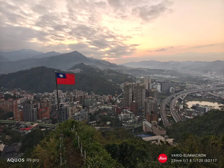 國旗飄揚的小獅山暮色(SHARP AQUOS R9 pro,23mm)