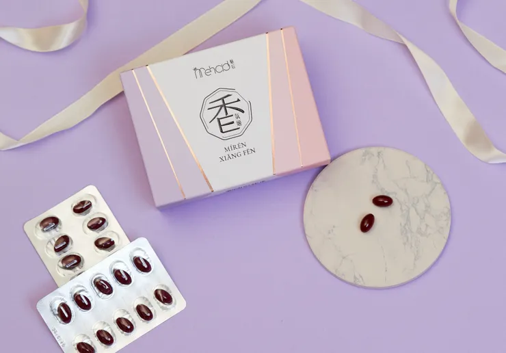 圖說：魅后「香氛姬」口服膠囊結合蔓越莓、洛神花、月見草油等成分，協助女性由內而外的保養，展現自信光彩。（資料來源：魅后）