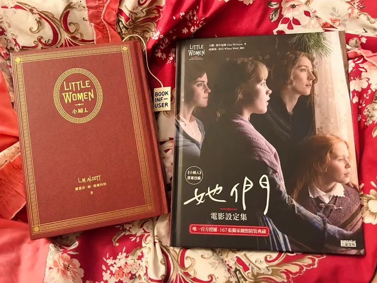 特地挑了台灣家裡的老被子當背景拍照，因為那蘊含了我的童年時光