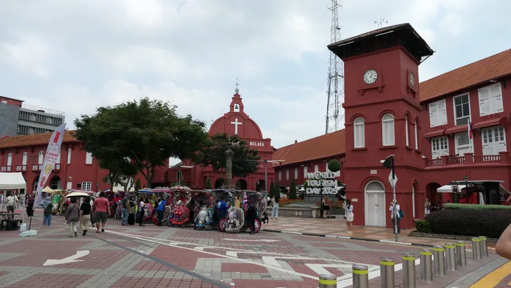 紅色鐘塔是東南亞現存最古老的荷蘭建築,而一旁的維多利亞女王噴泉則為慶祝英國女王登基60周年所興建。